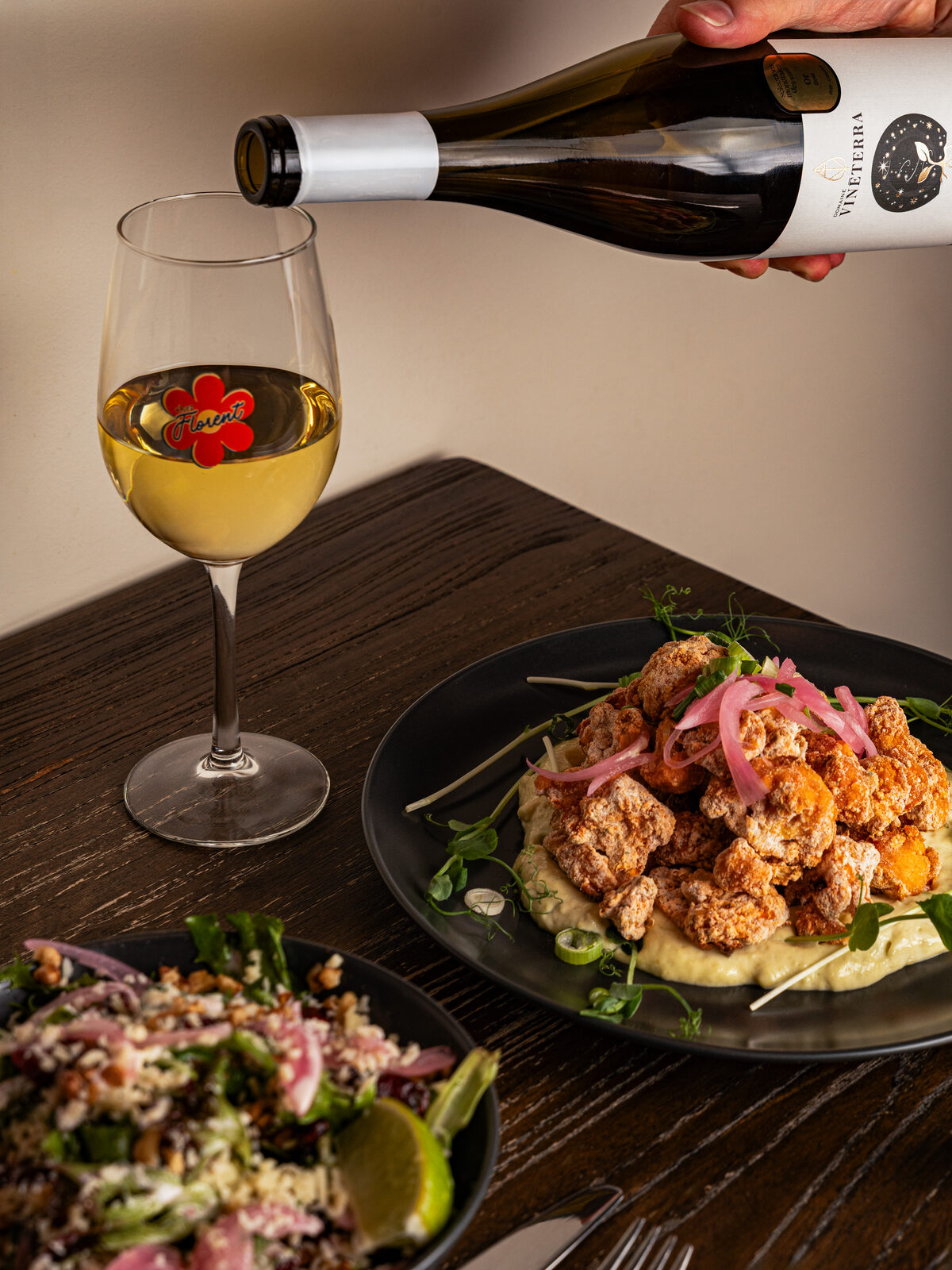 Vin blanc versé au comptoir