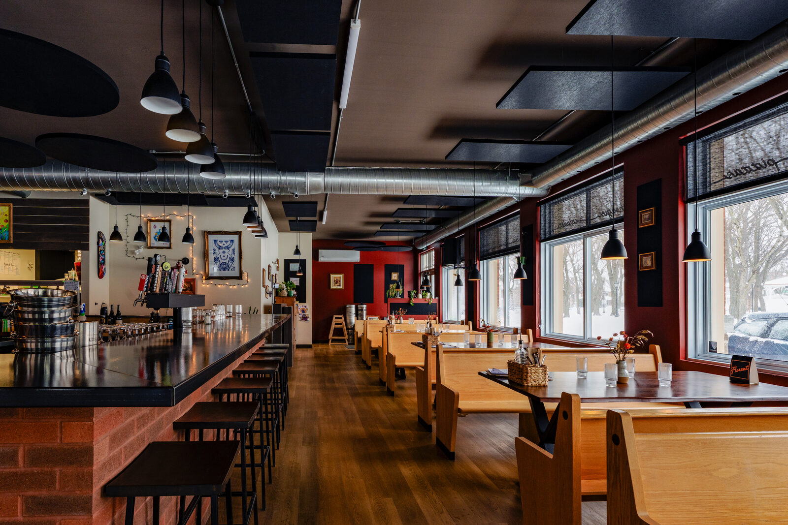 La salle et le bar Chez Florent