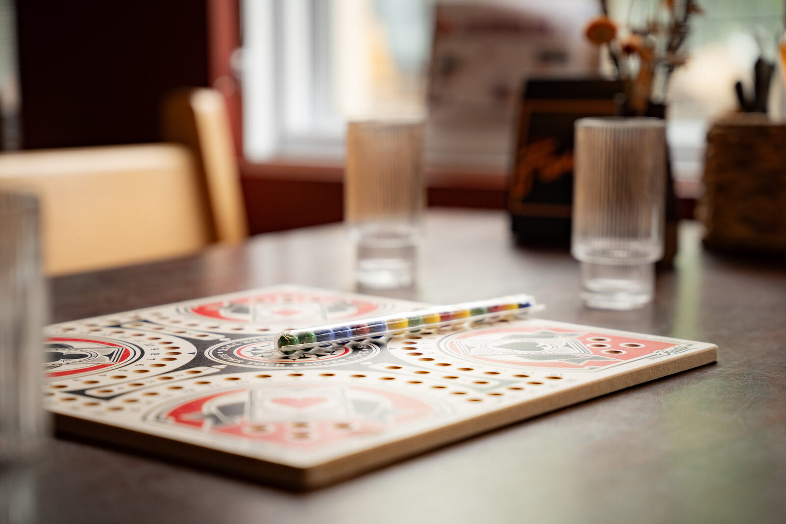 Un jeu de société sur une table Chez Florent