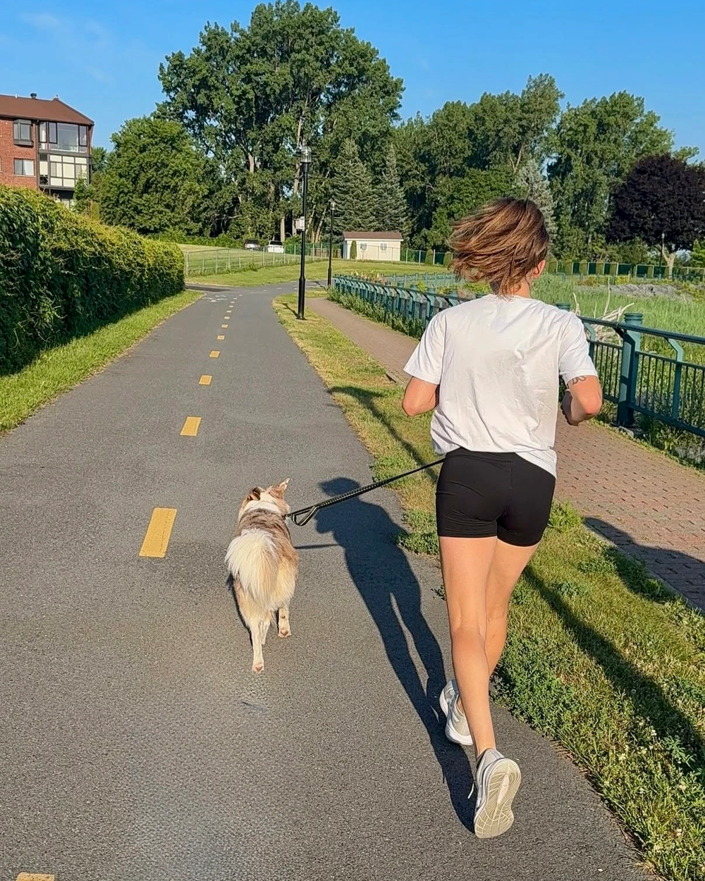 Coureuse accompagnée de son chien sur la piste cyclable — run club Chez Florent